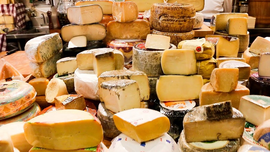 Walking into a market and being surrounded by all of your favourite products is exciting. This is especially true for the world's foodies. There are several benefits to opening a cheese store. After all, how can you go wrong when you're surrounded by your passion and enjoying the experience with other cheese lovers?